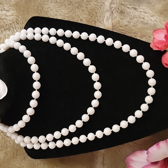White Long 23.5" Necklace Plastic - Picture 2 of 4